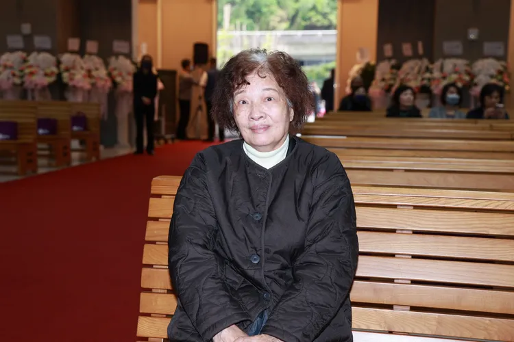 吳媽媽感傷出席女兒告別式。攝影中心攝