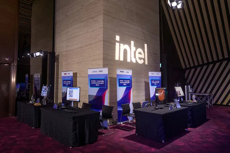 Core Ultra系列3邊緣運算處理器，應用於工廠自動化、健康醫療、交通以及零售業等領域，加速終端AI發展。英特爾提供