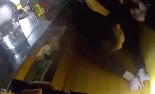 天母美式餐廳喋血！店員勸架反遭菜刀猛刺　全身多處刀傷送醫