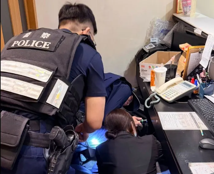 中和警方到場蒐證，並扣回手機1支、監視器鏡頭1個及線路1組釐清案情。翻攝自該診所臉書