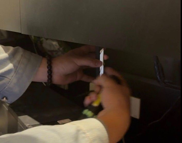 牙醫診所櫃檯下驚見「監視器」!短裙助理怒斥詭異噁心 診所澄清了