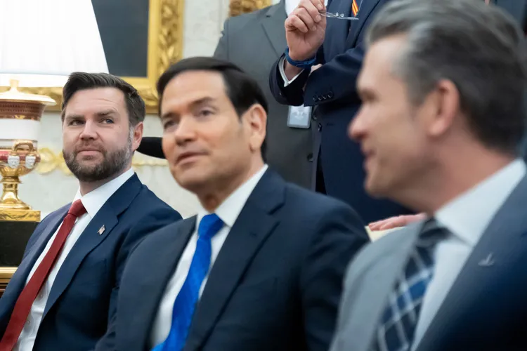 近期國務卿盧比歐（中）比副總統范斯（左）風光。美聯社