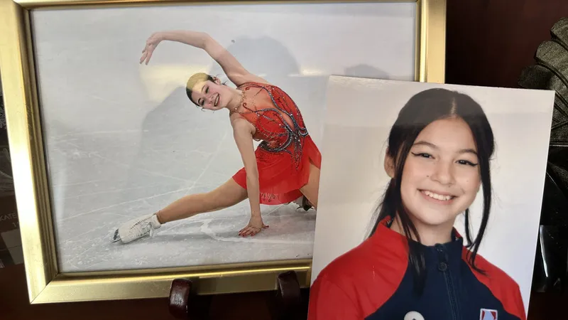 劉俊的辦公室掛滿女兒劉美賢的照片。中央社