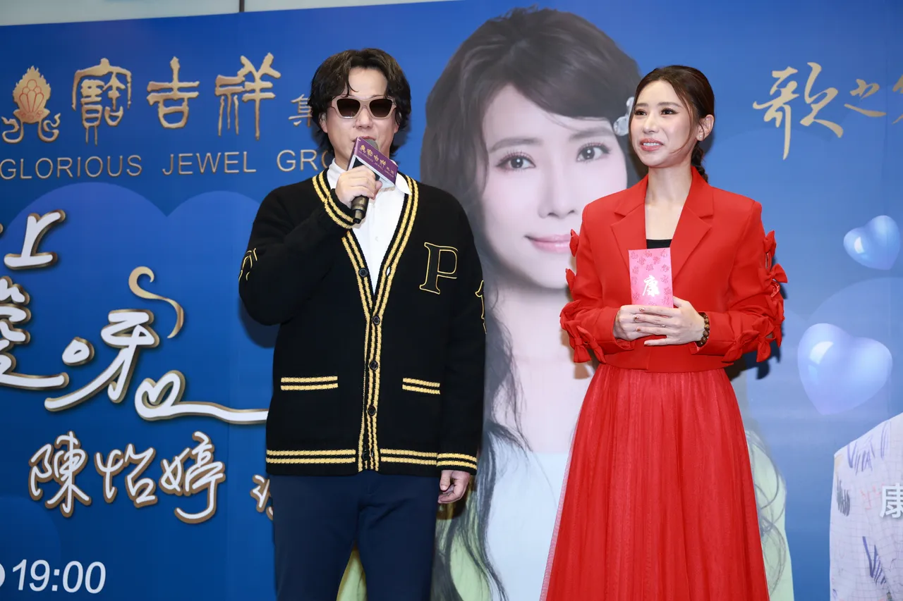 蕭煌奇為陳怡婷獻花。彭欣偉攝