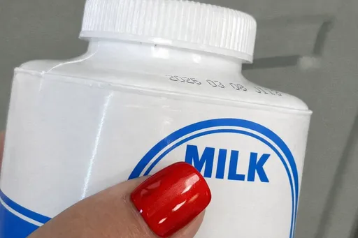 瓶裝鮮奶被針「戳2個小洞」疑加料　超商報案了！警調監視器追查