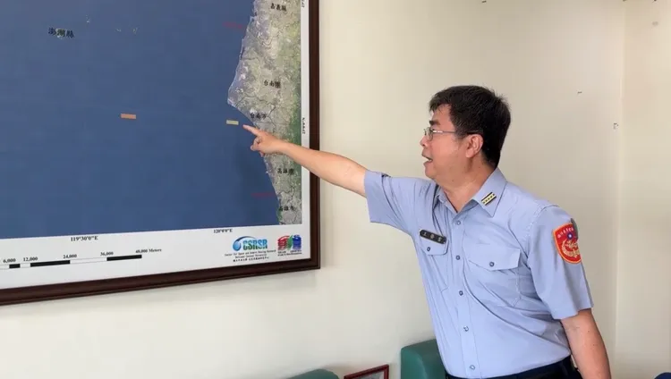 海巡署艦隊分署第四海巡隊組主任王榮吉說明搜救情形。民眾提供