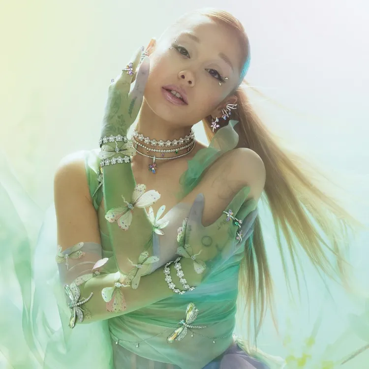 亞莉安娜身上綴滿水晶蝴蝶、蜻蜓。品牌提供