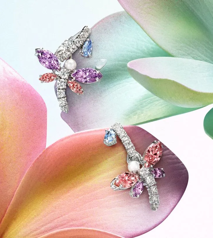 彩虹色調的寶石與柔美水晶珍珠凸顯唯美風格。品牌提供