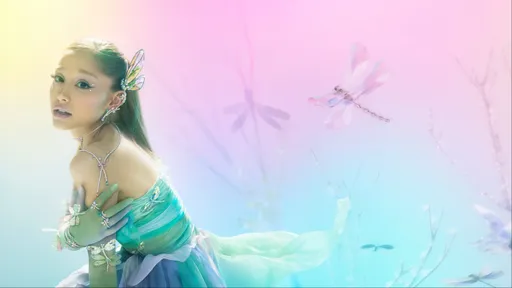 亞莉安娜身上全是水晶蝴蝶～　璀璨飾品上身當夢幻春日仙女