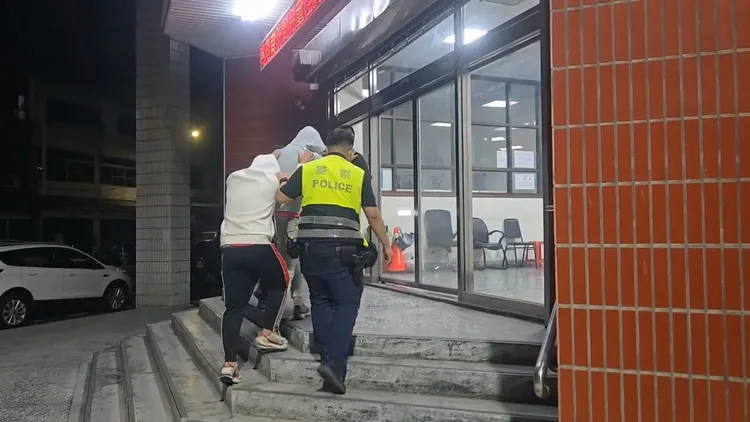 嘉義縣新港鄉廟會繞境發生街頭鬥毆，警方查緝12人到案。翻攝畫面