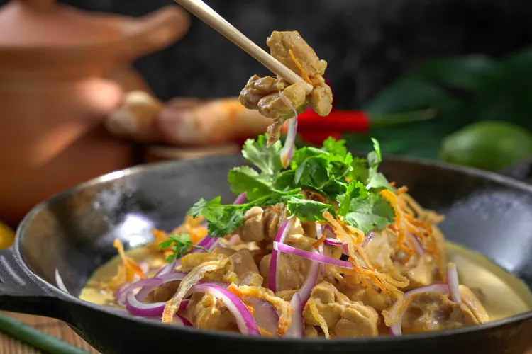 「椰奶燉雞」香氣柔順滑口，雞肉鮮嫩多汁，點綴出淡雅南洋辛香。君品Collection提供