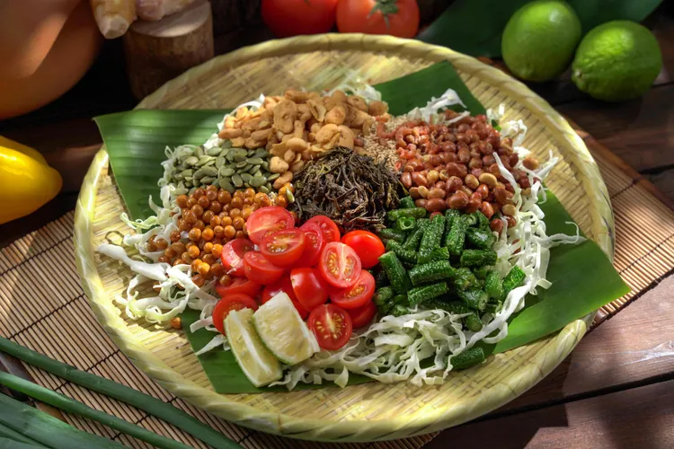 緬甸國民小吃「茶葉拌豆沙拉」以發酵茶葉拌入多種豆類、蔬菜與堅果，展現南洋料理少見的風味組合。君品Collection提供