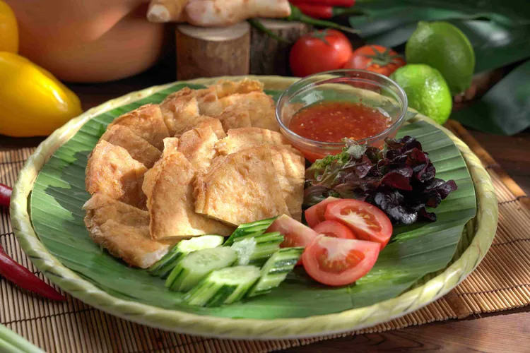 「月亮蝦餅」蝦香濃郁、口感扎實，搭配酸甜醬汁更顯清爽開胃。君品Collection提供