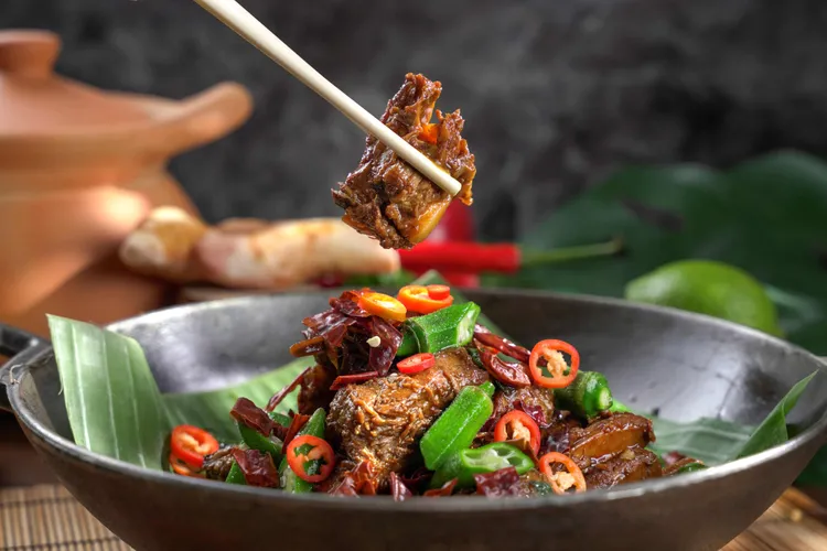 「乾炒肉骨茶」靈感取自於星馬經典的肉骨茶，將原本的湯品轉化為乾炒手法，保留中藥與胡椒香氣，更突顯醬香與肉香。君品Collection提供