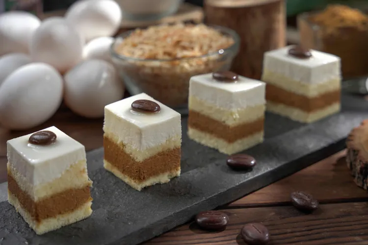 「咖啡椰子蛋糕」微苦咖啡香揉合椰奶的溫潤甜香，口感輕盈滑順、甜而不膩。君品Collection提供