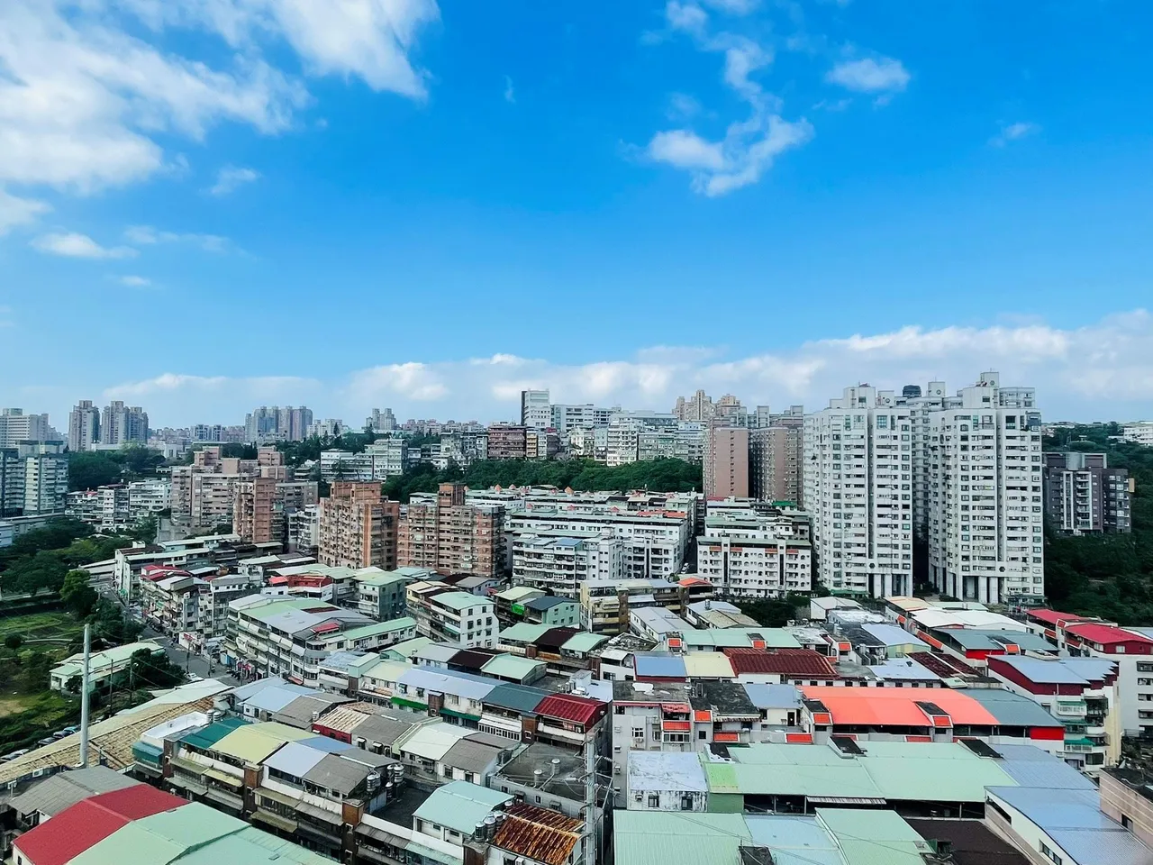 在新北市電梯大樓交易最多的前十名路段中，有四條路段皆位於淡水區。