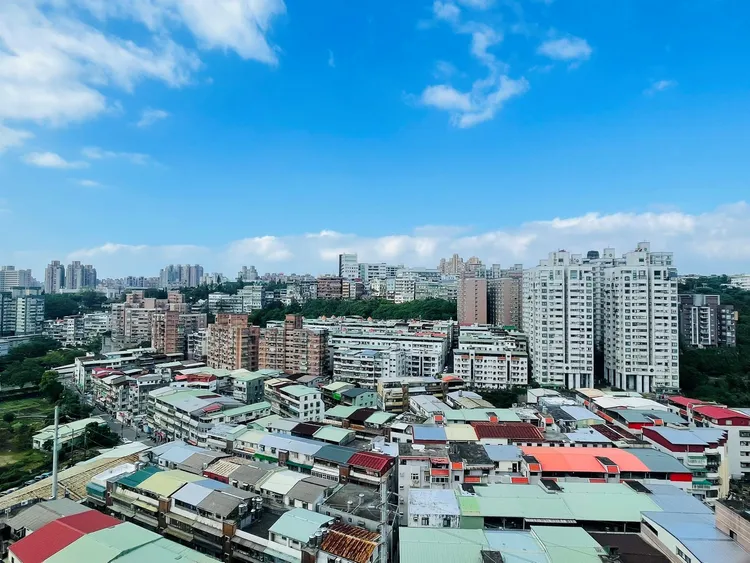 在新北市電梯大樓交易最多的前十名路段中，有四條路段皆位於淡水區。