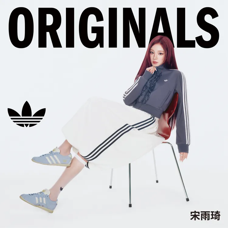 宋雨琦腳踩寶寶藍配色的ANFU鞋。品牌提供