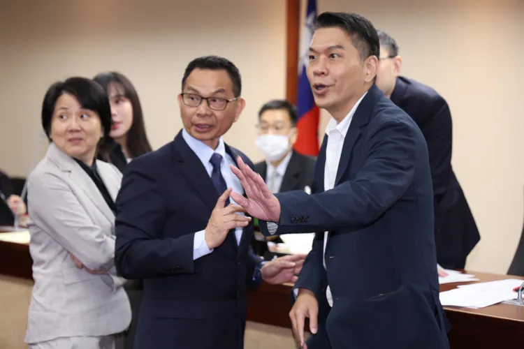 李貞秀與民眾黨立委一早想以「聯合質詢」方式突襲內政委員會，使得會議一度暫停。記者莊宗達攝