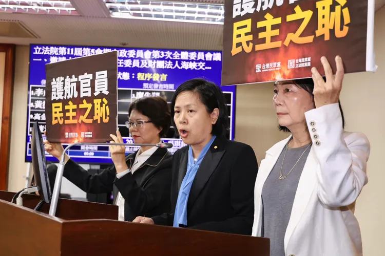 民眾黨全體立委舉著牌子，站滿質詢台，甚至一度站到行政官員的備詢台旁，引起底下民進黨立委不滿表示，「鏡頭搶成這樣」。記者莊宗達攝