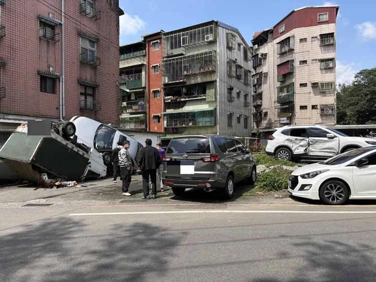 強大衝擊力導致小貨車翻覆四輪朝天。翻攝照片