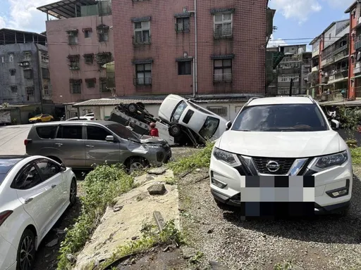 過彎失控連環撞！基隆63歲女釀貨車「烏龜翻」　驚悚瞬間曝光