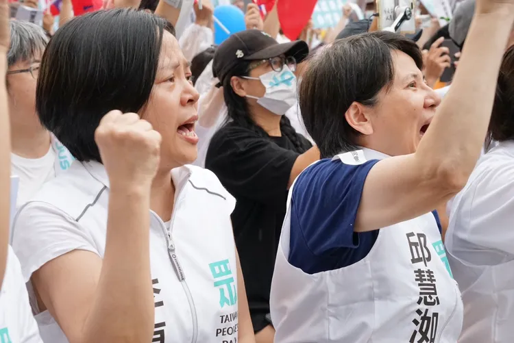 民眾黨立委李貞秀（左）。邱筠媜攝