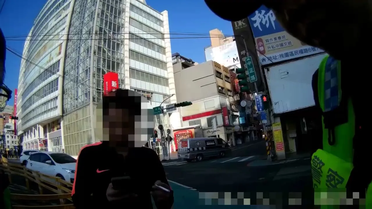 警方意外查獲通緝犯。翻攝畫面