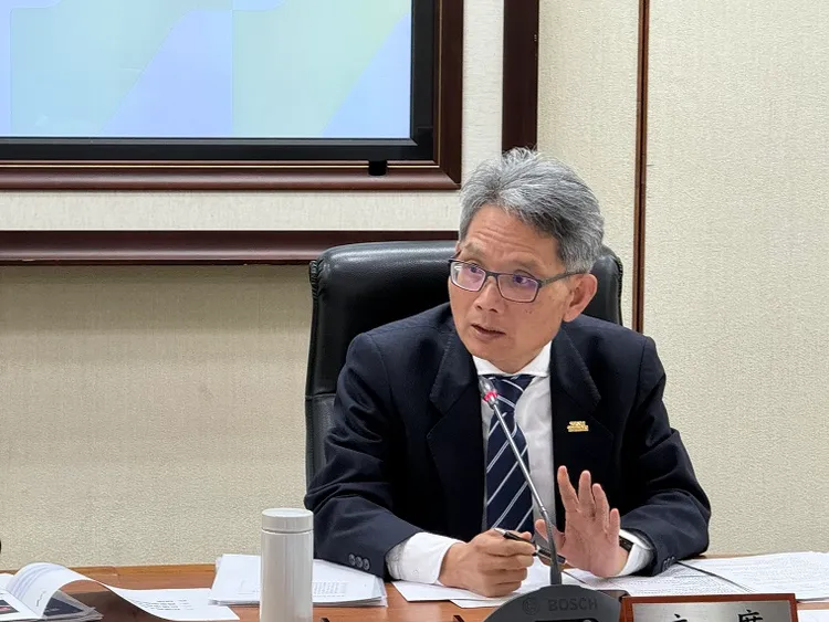 經濟部次長賴建信表示，國內油價本就有雙緩漲機制，但考量近期國際油價變動劇烈，因此啟動緊急緩漲機制。經濟部提供