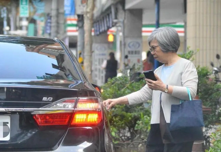 監委蘇麗瓊被指5月14日搭公務車看牙，檢方調查公務車相關費用都是監委自費支出，並無不法。翻攝張斯綱臉書