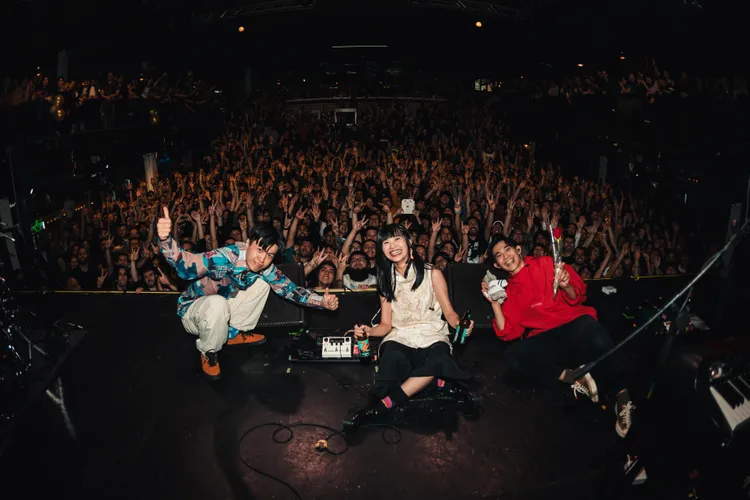 2024年在智利演出後與觀眾合影。大象體操提供