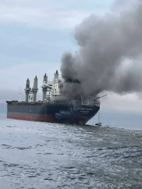 泰籍貨輪在荷莫茲海峽遇到襲擊。照片為泰國海軍發佈