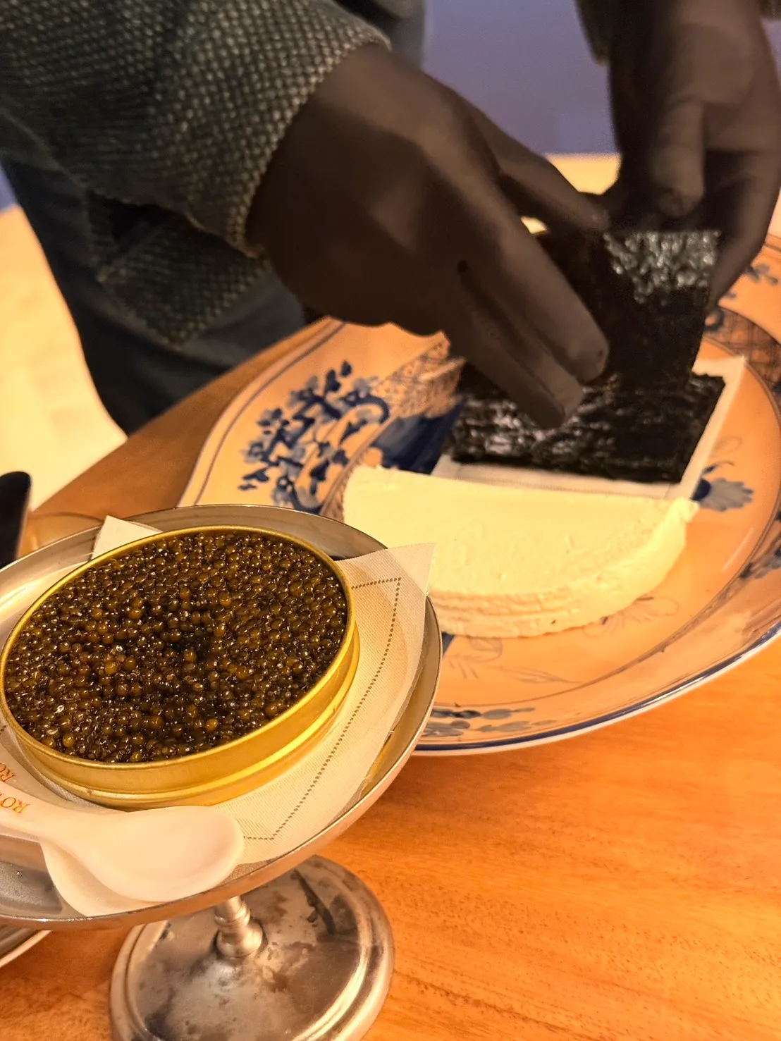 品牌也打造「Caviar Afternoon」體驗，透過經典吃法與創意搭配，讓魚子醬與香檳、伏特加等飲品相互襯托。陳揚盛攝