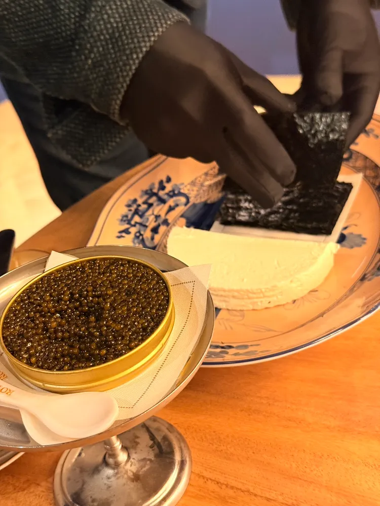 品牌也打造「Caviar Afternoon」體驗，透過經典吃法與創意搭配，讓魚子醬與香檳、伏特加等飲品相互襯托。陳揚盛攝
