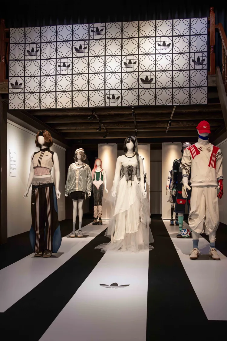 品牌也攜手實踐大學服設系學生，以永樂布市為靈感，打造出9套風格服飾。品牌提供