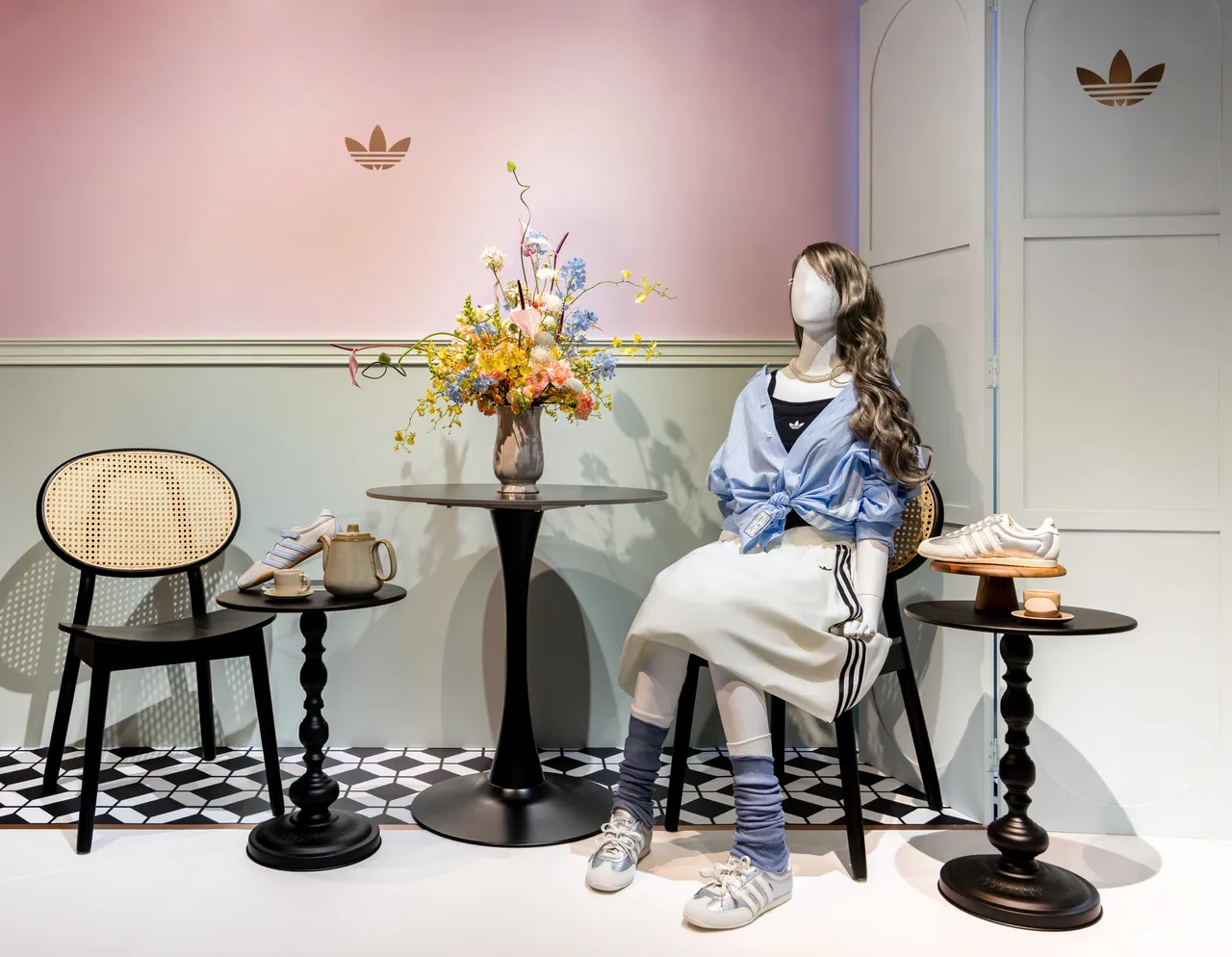 「三葉草茶行」以人氣薄底鞋款展現運動都會時髦。品牌提供