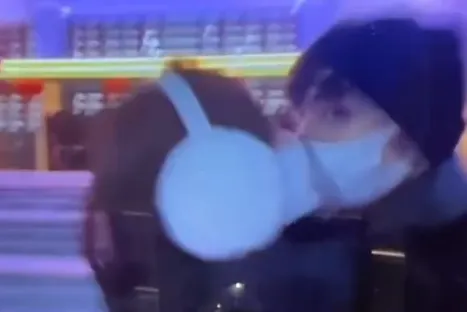 隔著口罩也要吻。翻攝九成美抖音