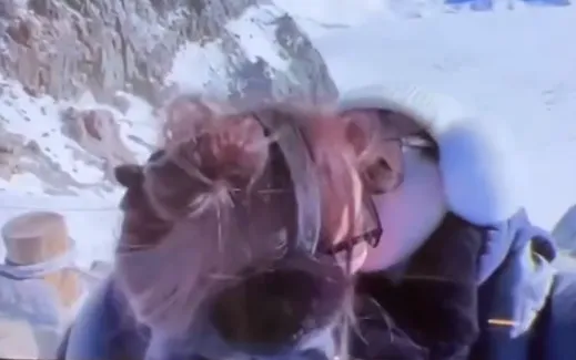 在雪地裡也是親下去。翻攝九成美抖音