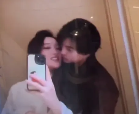 邊自拍邊吻也是很浪漫。翻攝九成美抖音