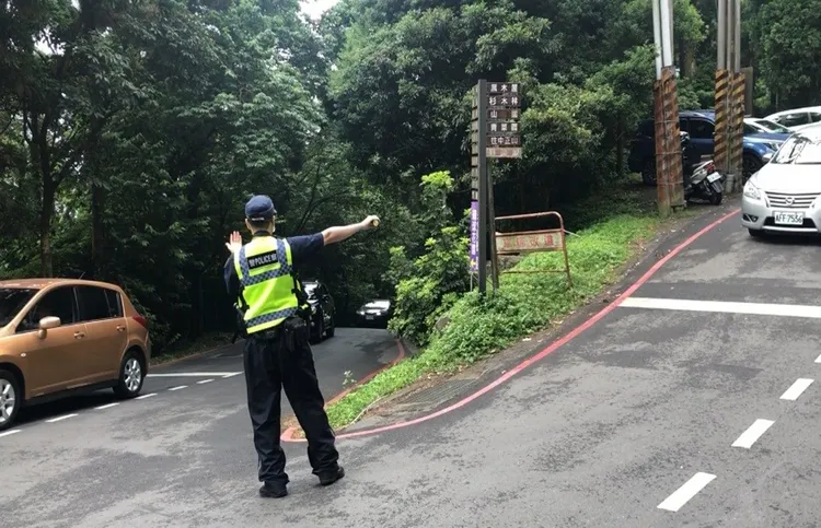 警方將在陽明山花季期間，加強交通疏導與違停取締。台北市警察局提供