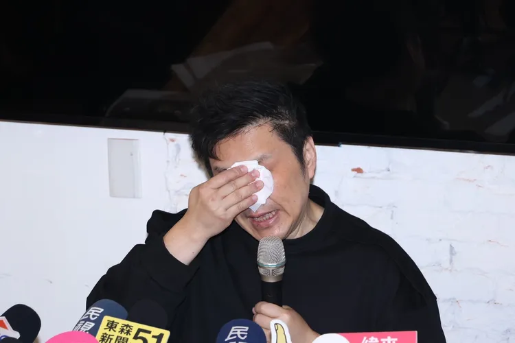 洪誠陽今天上午開記者會，氣到落淚。彭欣偉攝