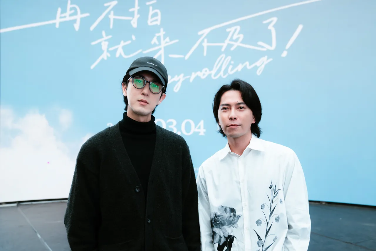 導演邱昊奇、張佑維（這群人石頭）合影。好咖文創 X 世新大學提供