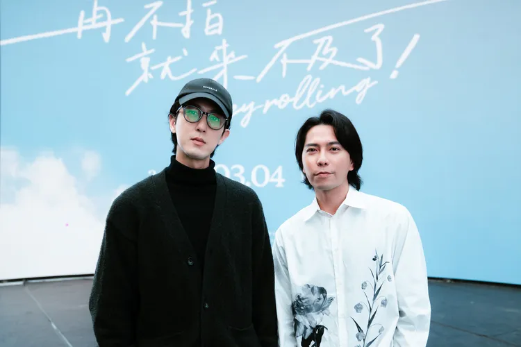 導演邱昊奇、張佑維（這群人石頭）合影。好咖文創 X 世新大學提供