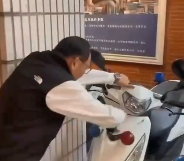 警所長「舔指教洗車」僅記申誡挨轟 基隆第一分局最新回應