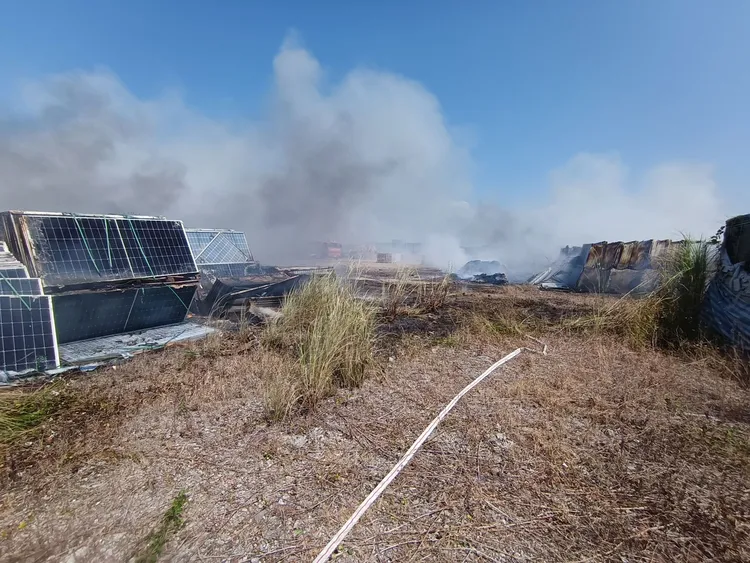 屏東林邊太陽能板制料廠成品起火燃燒，4小時才滅火。翻攝畫面