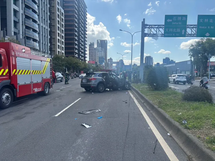 現場撞擊力道猛烈。翻攝畫面