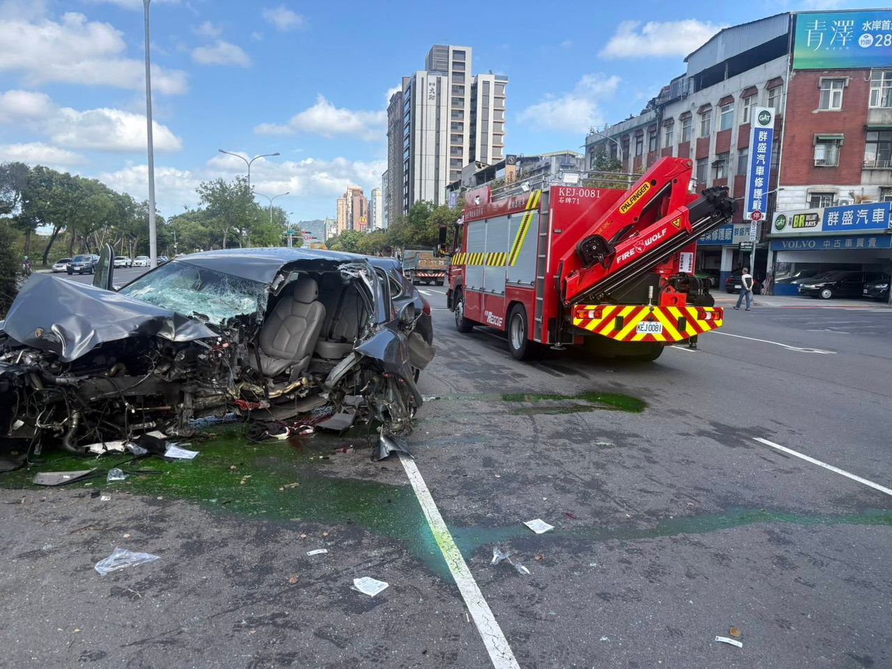 北投小客車自撞分隔島 車毀慘狀曝...35歲駕駛斷腿送醫