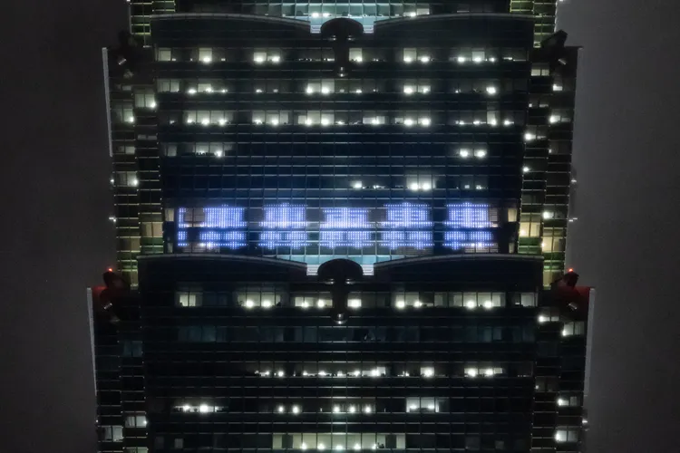 WBC經典賽中華隊明天(5日)開打，台北101今晚起至3月8日一連5天進行點燈打字，今晚點燈打字包括「轟轟轟轟轟轟轟」等五組文字。台北101提供