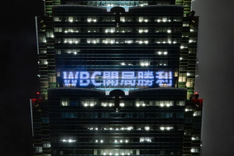 WBC經典賽中華隊明天(5日)開打，台北101今晚起至3月8日一連5天進行點燈打字，今晚點燈打字包括「台灣尚勇」、「WBC開局勝利」、「一路開轟」等共五組文字。台北101提供