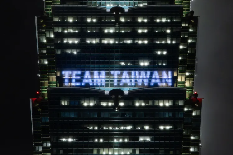 WBC經典賽中華隊明天(5日)開打，台北101今晚起至3月8日一連5天進行點燈打字，今晚點燈打字包括「台灣尚勇」、「WBC開局勝利」、「一路開轟」等共五組文字。台北101提供